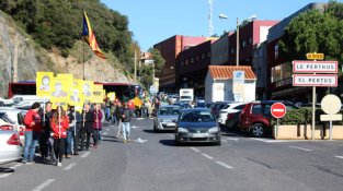 Els manifestants han fet un vermut a peu de carretera