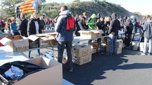 Els cotxes i camions acumulats bloquegen la Jonquera i els seus accessos