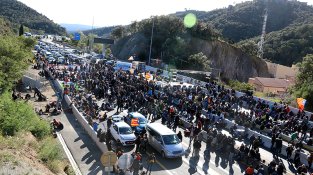 Els cotxes i camions acumulats bloquegen la Jonquera i els seus accessos