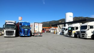 Els cotxes i camions acumulats bloquegen la Jonquera i els seus accessos