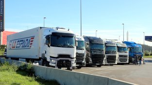 Els cotxes i camions acumulats bloquegen la Jonquera i els seus accessos