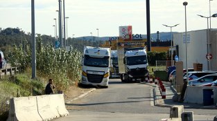 Els cotxes i camions acumulats bloquegen la Jonquera i els seus accessos