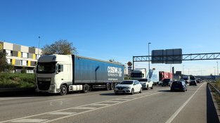 Els cotxes i camions acumulats bloquegen la Jonquera i els seus accessos