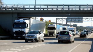 Els cotxes i camions acumulats bloquegen la Jonquera i els seus accessos