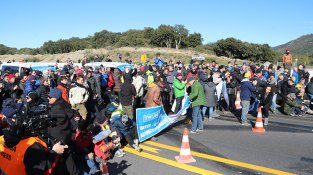 Els cotxes i camions acumulats bloquegen la Jonquera i els seus accessos