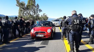 Els cotxes i camions acumulats bloquegen la Jonquera i els seus accessos