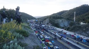 Centenars de persones han passat la nit a l'autopista
