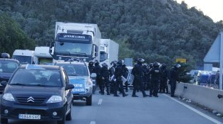 Centenars de persones han passat la nit a l'autopista