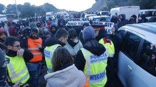 Centenars de persones han passat la nit a l'autopista