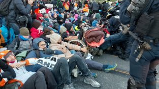 Centenars de persones han passat la nit a l'autopista