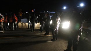 Centenars de persones han passat la nit a l'autopista