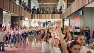 L'escola de dansa urbana Dance Me Figueres va protagonitzar l'encesa de l'outlet