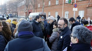 Un centenar de persones es van concentrar ahir a la comandància de Girona