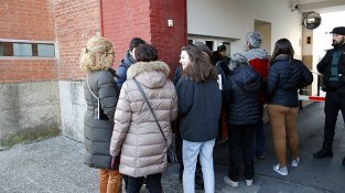 Un centenar de persones es van concentrar ahir a la comandància de Girona