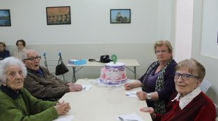 Els usuaris ho van celebrar amb un piscolabis i una xocolatada