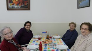 Els usuaris ho van celebrar amb un piscolabis i una xocolatada