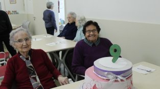 Els usuaris ho van celebrar amb un piscolabis i una xocolatada