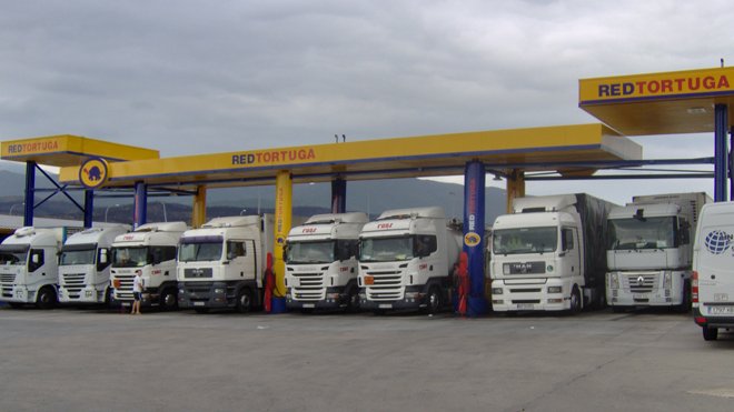 A la Jonquera hi ha una gasolinera per a cotxes i una altra per a camions