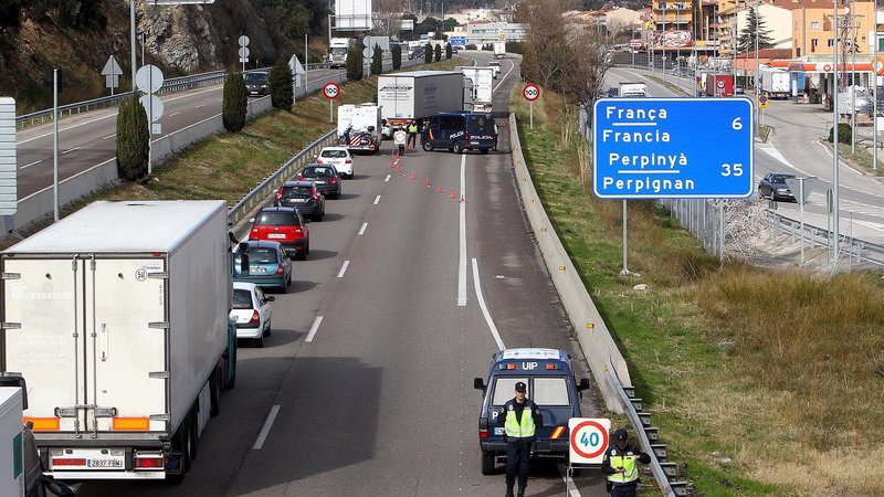 Un control de la delinqüència itinerant de la Policía Nacional a l'autopista a la Jonquera