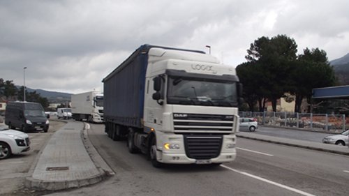 Un camió circula en direcció sud a la zona de la Jonquera. Imatge d'arxiu.