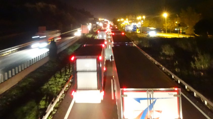 Malestar entre els transportistes que s'han de desviar per la Jonquera per l'augment de costos i cues que suposa