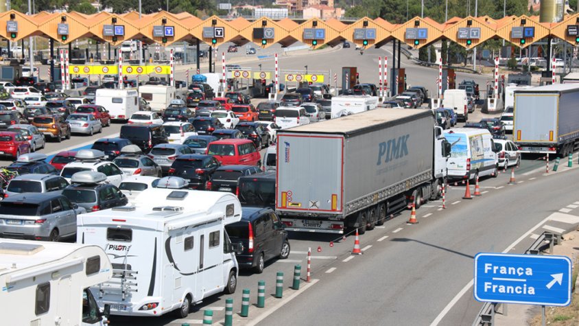 Poques cues i tranquil·litat al peatge de la Jonquera en la primera jornada de desviament de camions per la cimera
