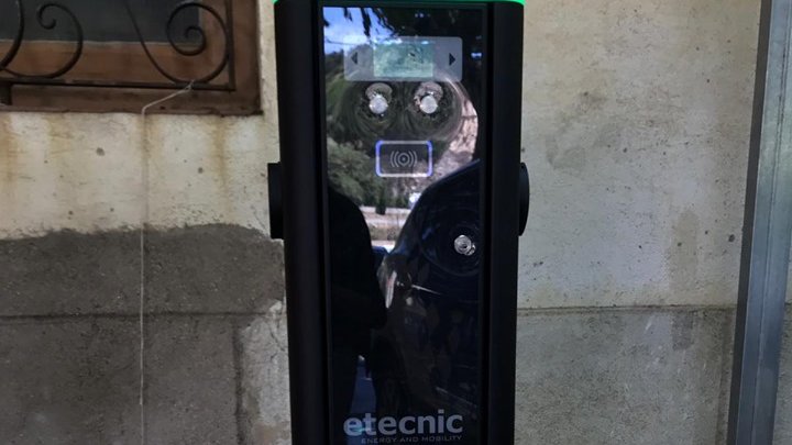 S'hi poden carregar dos vehicles alhora