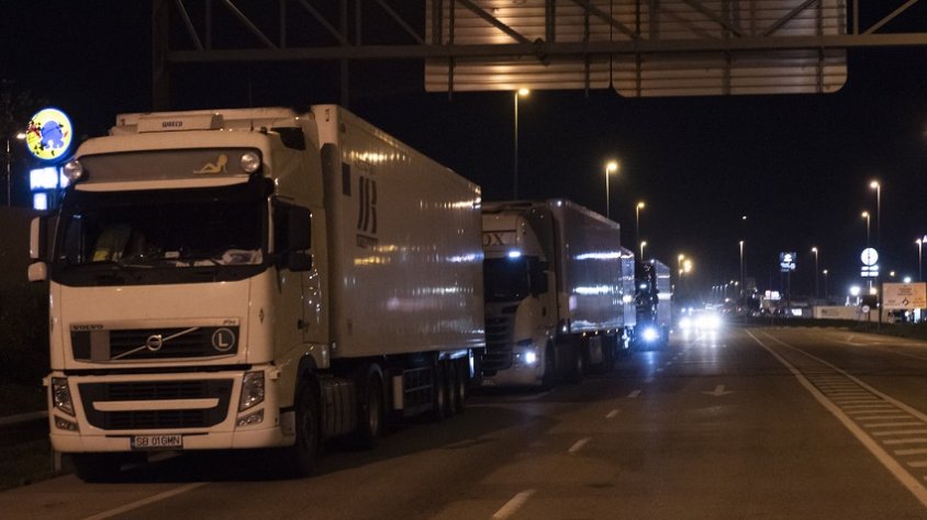Els camions de gran tonatge només poden sortir de l'autopista per accedir a les zones de serveis