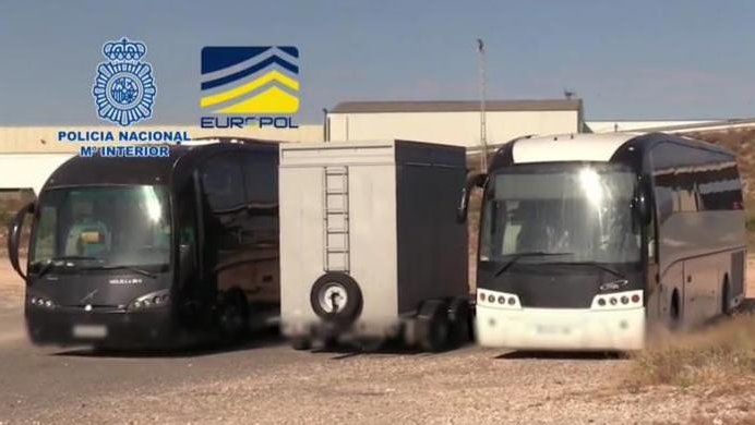 Els autocars tenien forats per amagar-hi droga o diners, entre d'altres