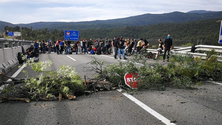 A hores d'ara els manifestants continuen a la via