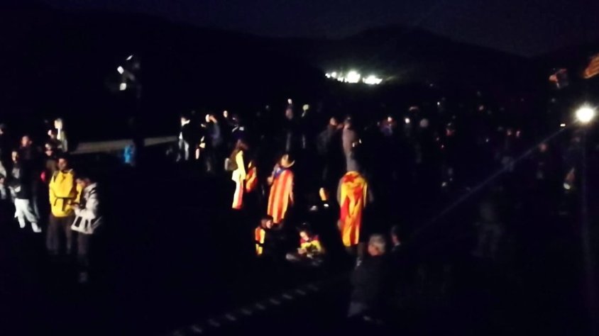 Tall de l'Ap7 a la Jonquera uns minuts abans de les 8 del vespre