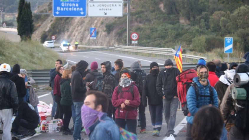 Operaris d'Abertis comencen a desmuntar una de les quatre barricades de l'AP7 a la Jonquera