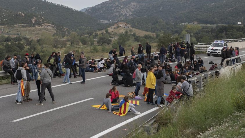 Els manifestants han anat fent torns per dormir durant tota la nit