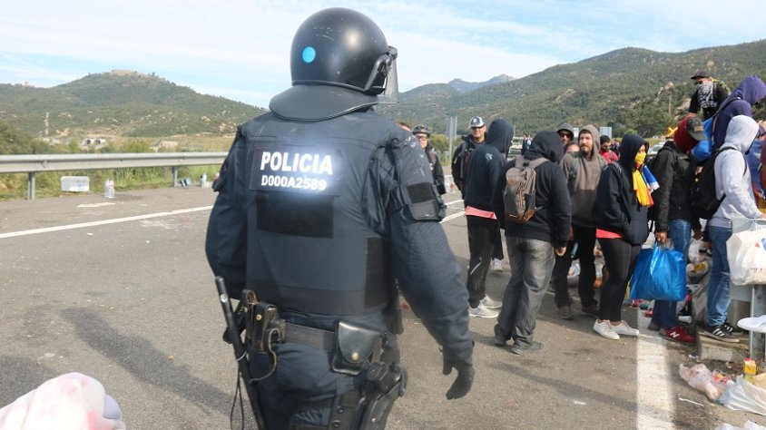 Moment en què els manifestants sortien pacíficament de la via