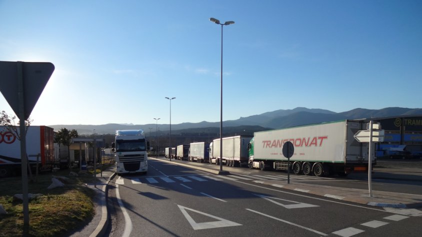 Camions estacionats al bell mig de la carretera de Cantallops