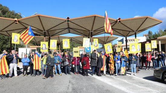 Els manifestants han fet un vermut a peu de carretera