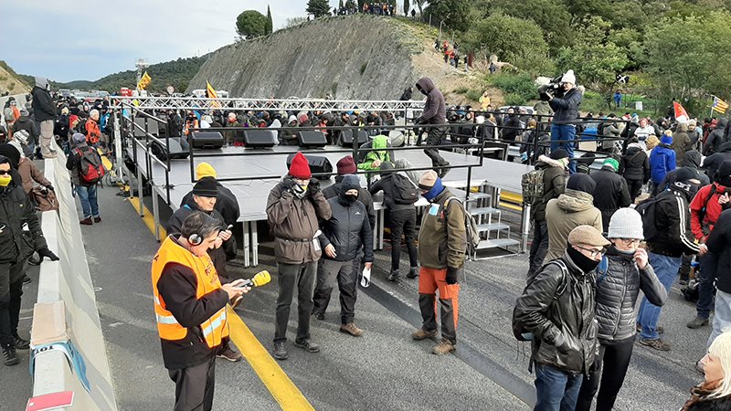 Durant els talls, es va arribar a muntar un escenari al mig de l'autopista