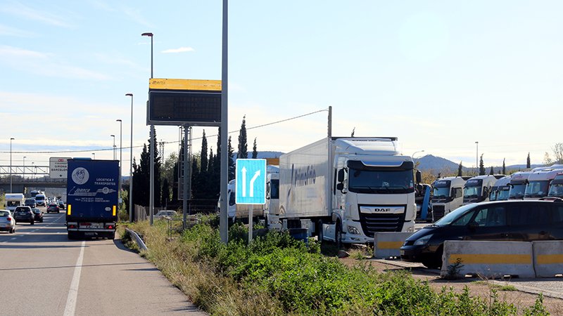 Els cotxes i camions acumulats bloquegen la Jonquera i els seus accessos