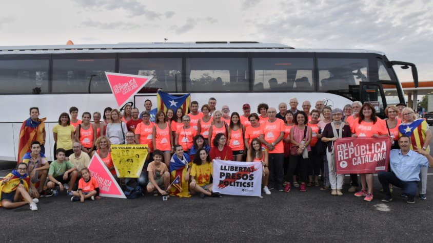 Foto de grup dels jonquerencs que es van desplaçar amb bus a Barcelona
