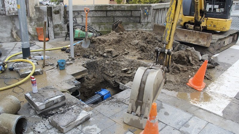 Els operaris reparant l'avaria