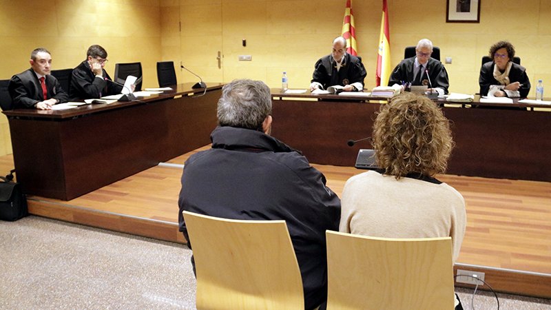 Contreras i la secretària municipal d'aleshores, durant el judici