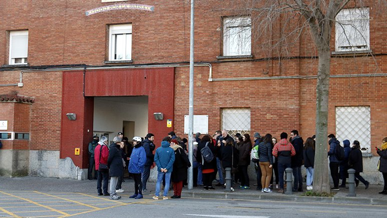 Un centenar de persones es van concentrar ahir a la comandància de Girona