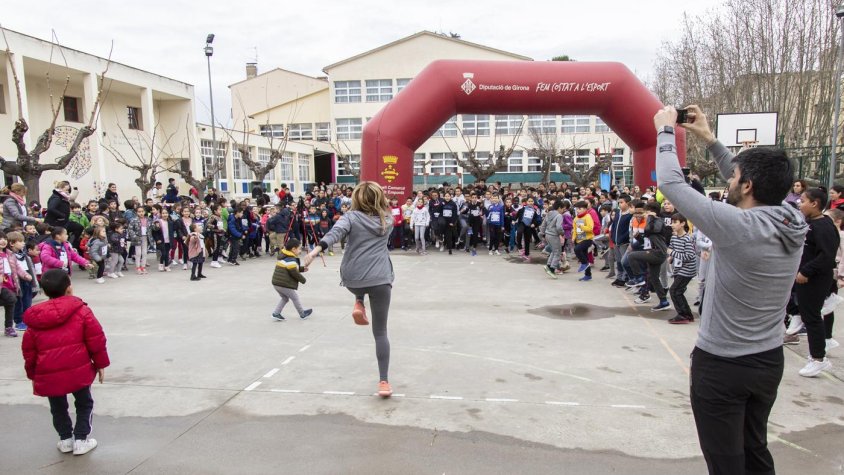 L'activitat va començar amb un escalfament conjunt de tots els participants