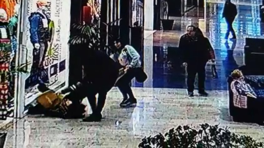 L'agressor arrossega la víctima durant uns metres