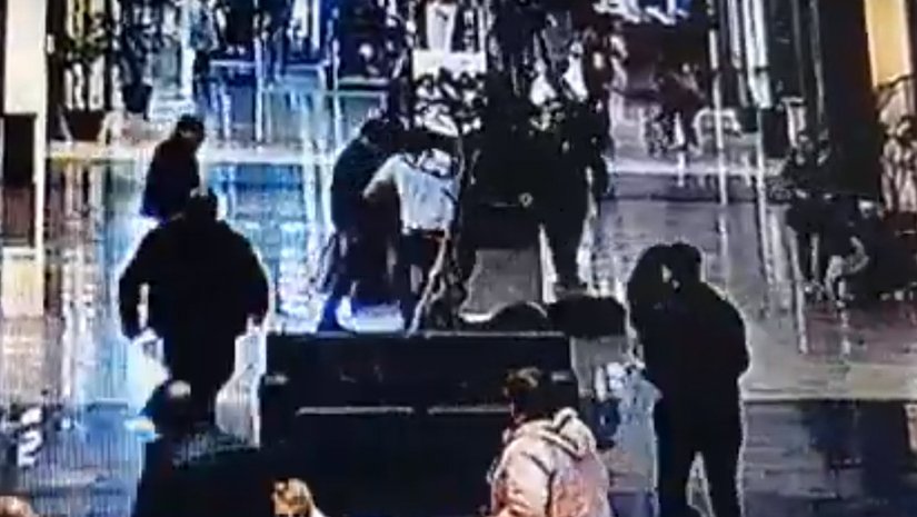 Clients i treballadors van reduir el lladre