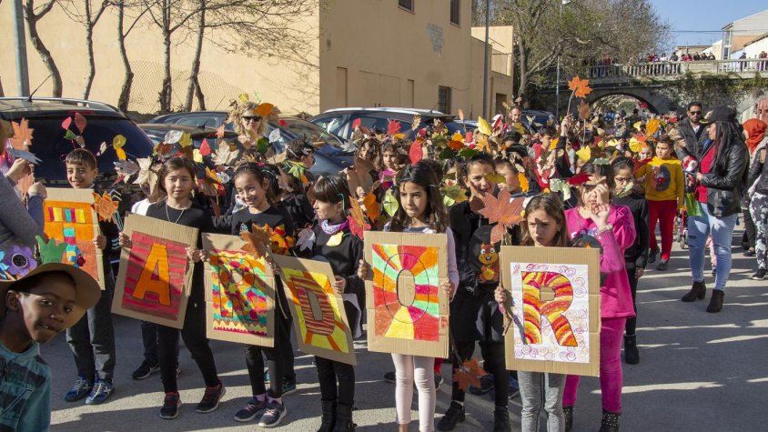 Els infants van exhibir les seves guarnicions pel poble