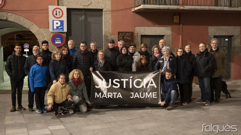 Una trentena de persones es van aplegar a la plaça de l'Ajuntament