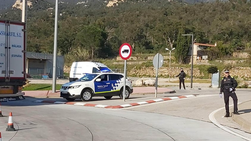 Policia local de la Jonquera a la rotonda dels bombers