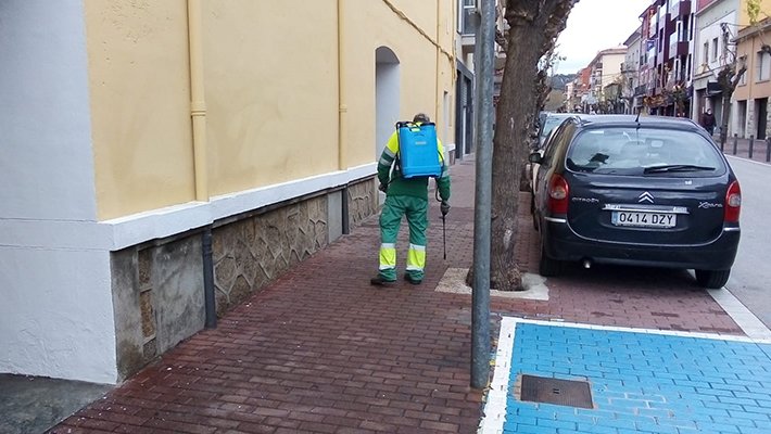 Es ruixa amb especial intensitat a l'exterior dels comerços