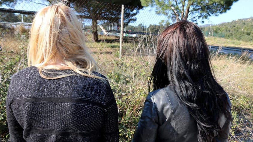 Dues de les noies que es prostitueixen a la Jonquera
